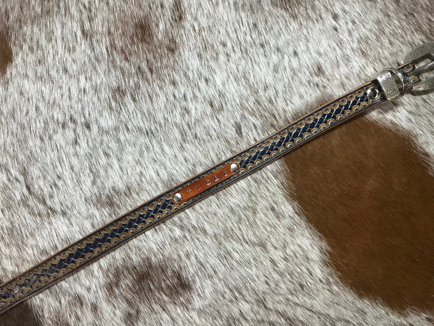 Hand carved diamond pattern medium collar